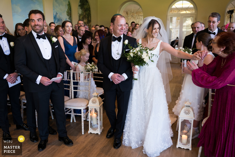 Un tendre moment entre la mariée et sa grand-mère est capturé dans une photo de mariage prise à Braxted Park lors de son arrivée