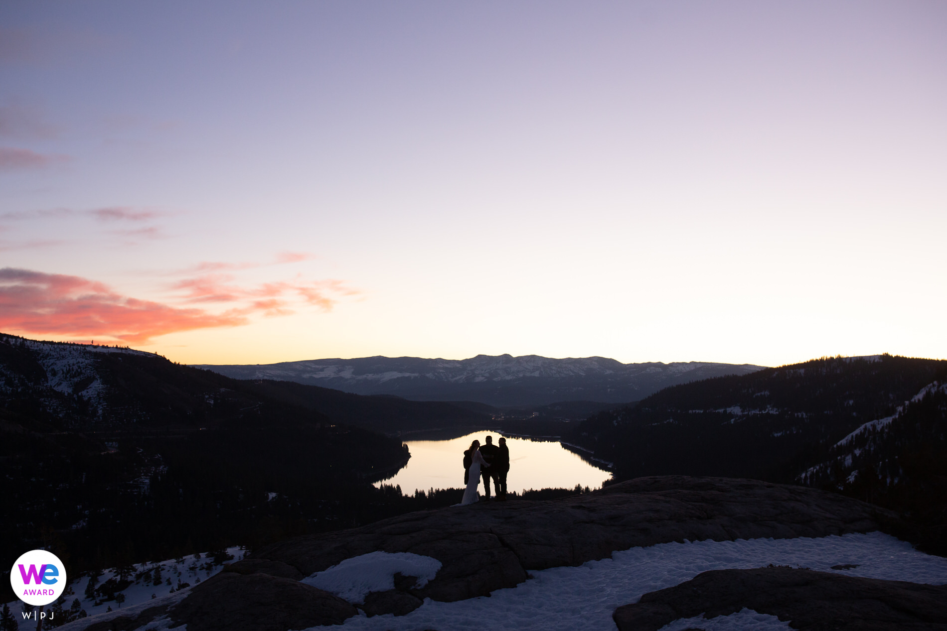 Elopement Fotografie von Braut, Bräutigam, Amtsträger und Ehemann des Amtsträgers bei einer kleinen Elopement-Zeremonie bei Sonnenaufgang