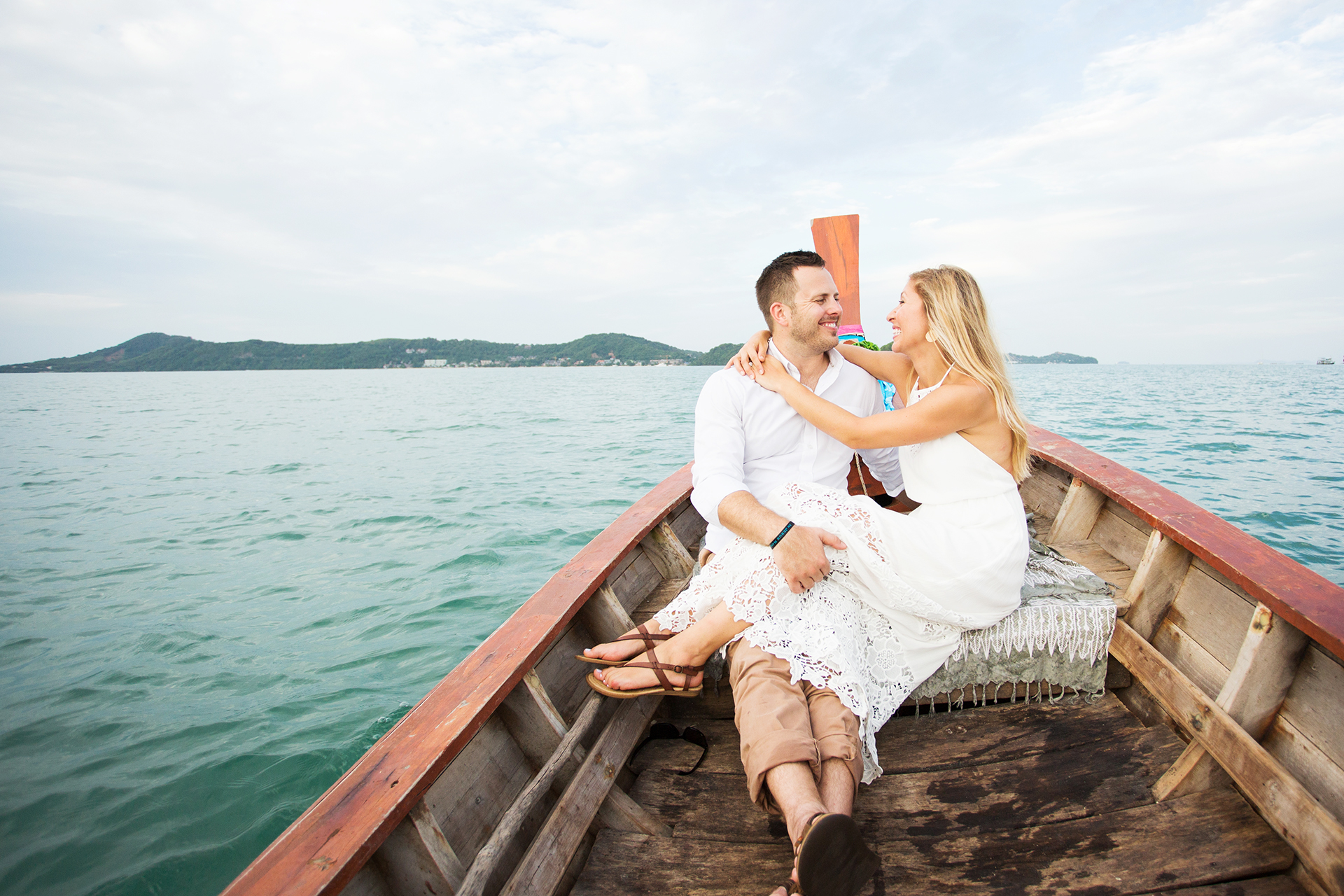 Portret pary na łodzi uciekającej - Phuket, Tajlandia | Portret na łodzi typu longtail przed opuszczeniem wyspy