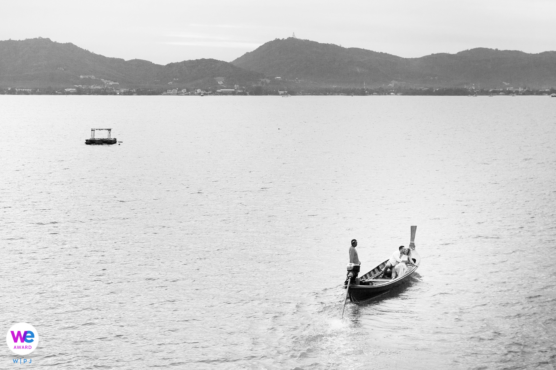 Das glückliche Paar genoss eine romantische Flucht auf eine nahe gelegene Insel und nahm ein Boot über das ruhige Wasser