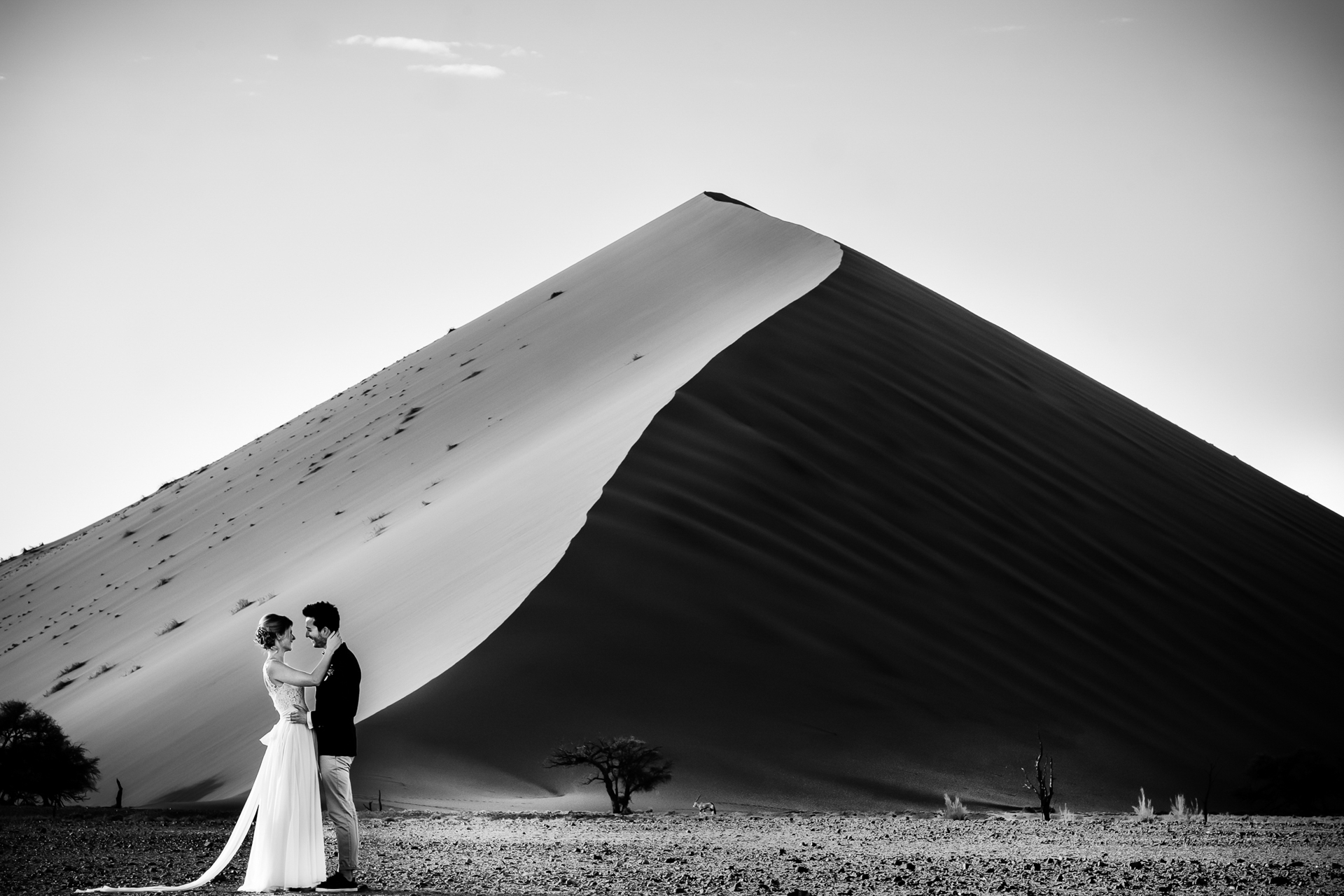 Africa Elopement Portrait Photographer - les dunes de sable en toile de fond pour ce portrait de couple Désert du Namib - Portrait d'Elopement en Namibie | les majestueuses dunes de sable de la réserve naturelle