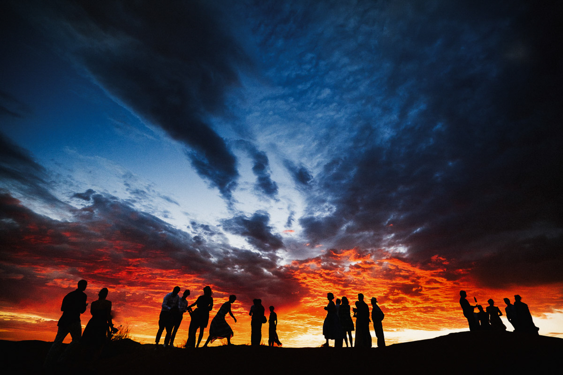 Africa Sunset Elopement Photography - invités à boire à la réception Image de la réception de l'évacuation du désert du Namib | Les invités dégustant des boissons