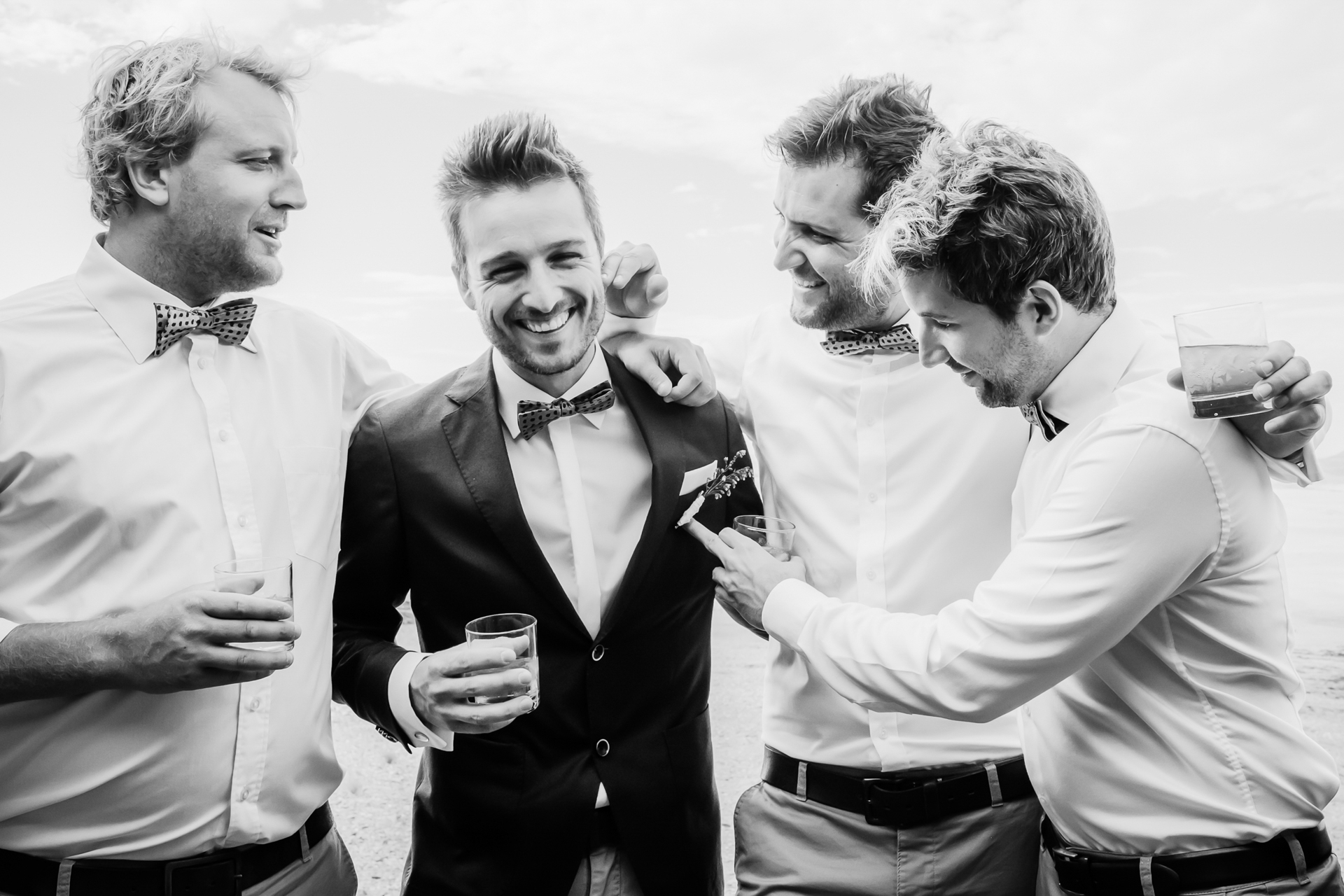 Désert du Namib - Image de mariage en Afrique - une grande réunion pour le marié Namibie, Afrique Elopement Photographie | Le marié a passé de nombreuses vacances et week-ends dans le désert avec ses amis