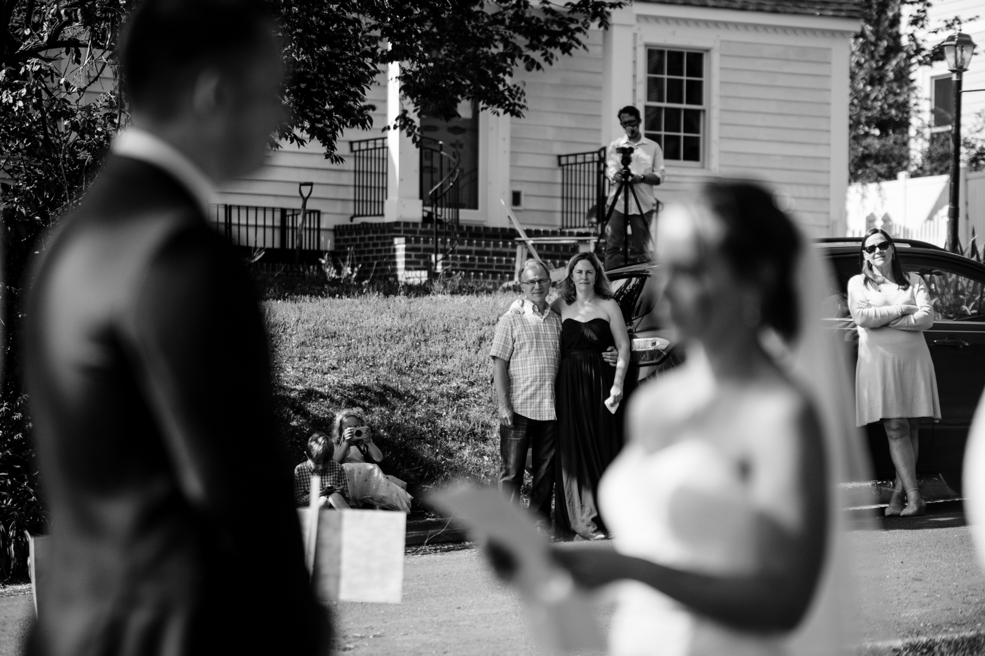 Fotograf ceremonii ślubnej na świeżym powietrzu w Maryland | Sąsiedzi zachowujący dystans społeczny oglądają ich prywatną ceremonię