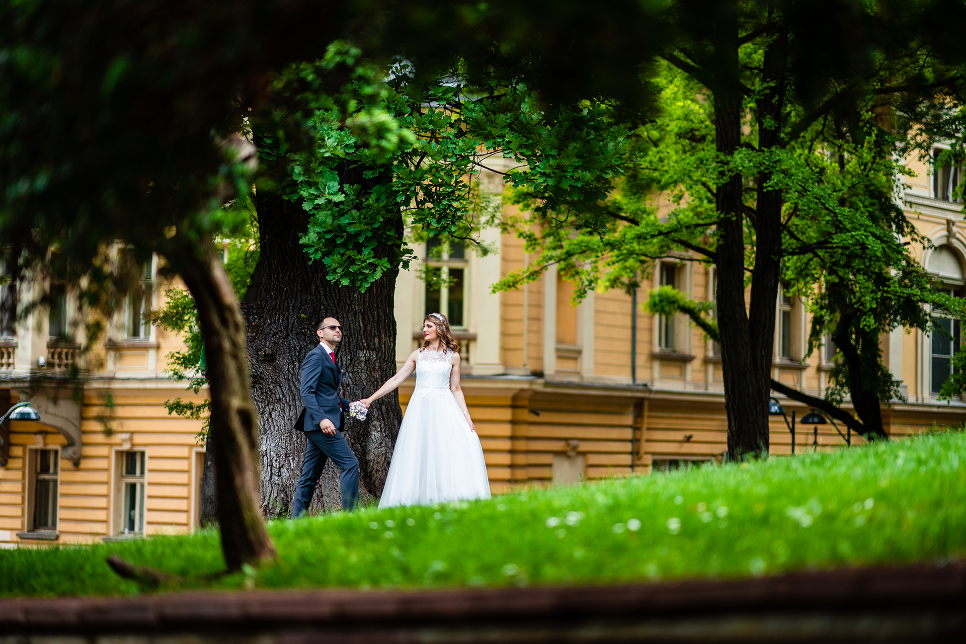 Sofia Elopement Paarporträtfotografie | Die Braut hält die Hand ihres Mannes bei einem entspannten Spaziergang