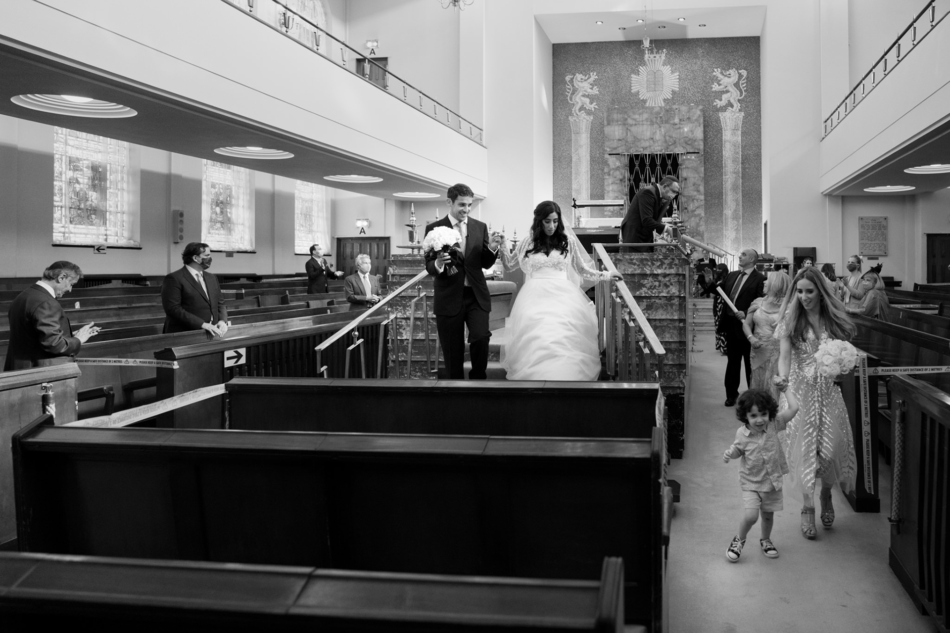 Elopement-fotograaf voor de Centrale Synagoge, VK | De ceremonie is afgelopen en de bruid en bruidegom beginnen aan hun vertrek