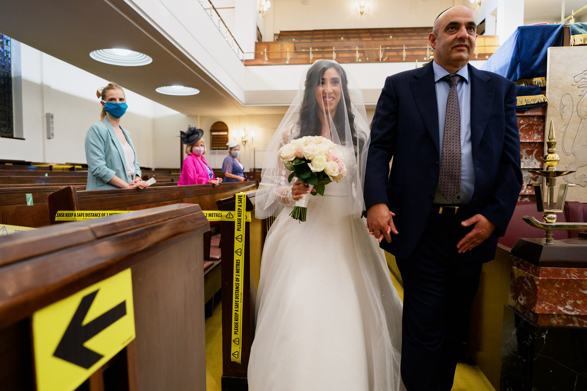 JCR-UK: Synagogue centrale, Elopement de Great Portland Street Photo | La mariée et son père entrent dans la synagogue