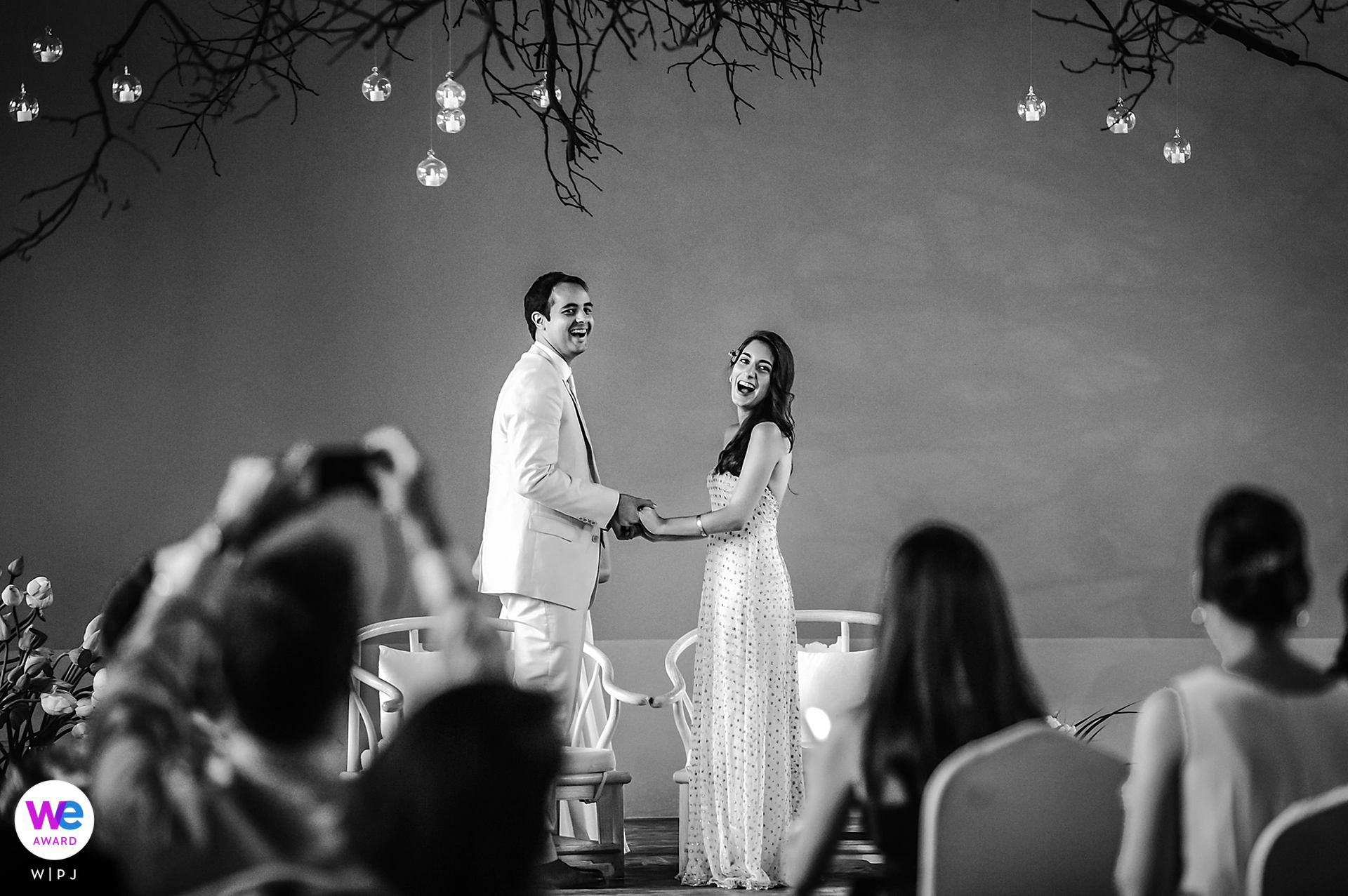 La novia y el novio estaban tan felices cuando comenzó la pequeña ceremonia de boda y los invitados vitorearon, con toda la familia participando en la alegre celebración.