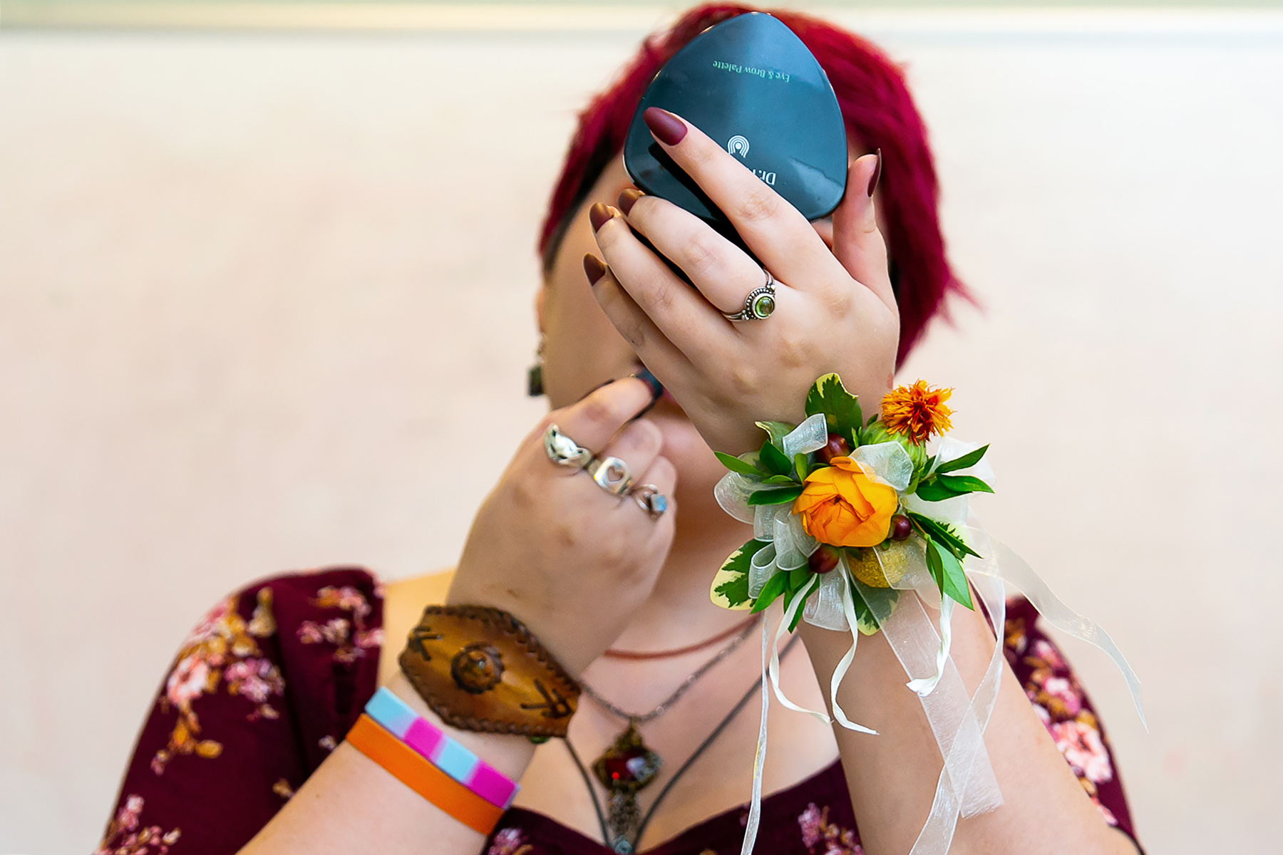 Photographie du centre-ville de Decatur Elopement | La fille de la mariée se maquille