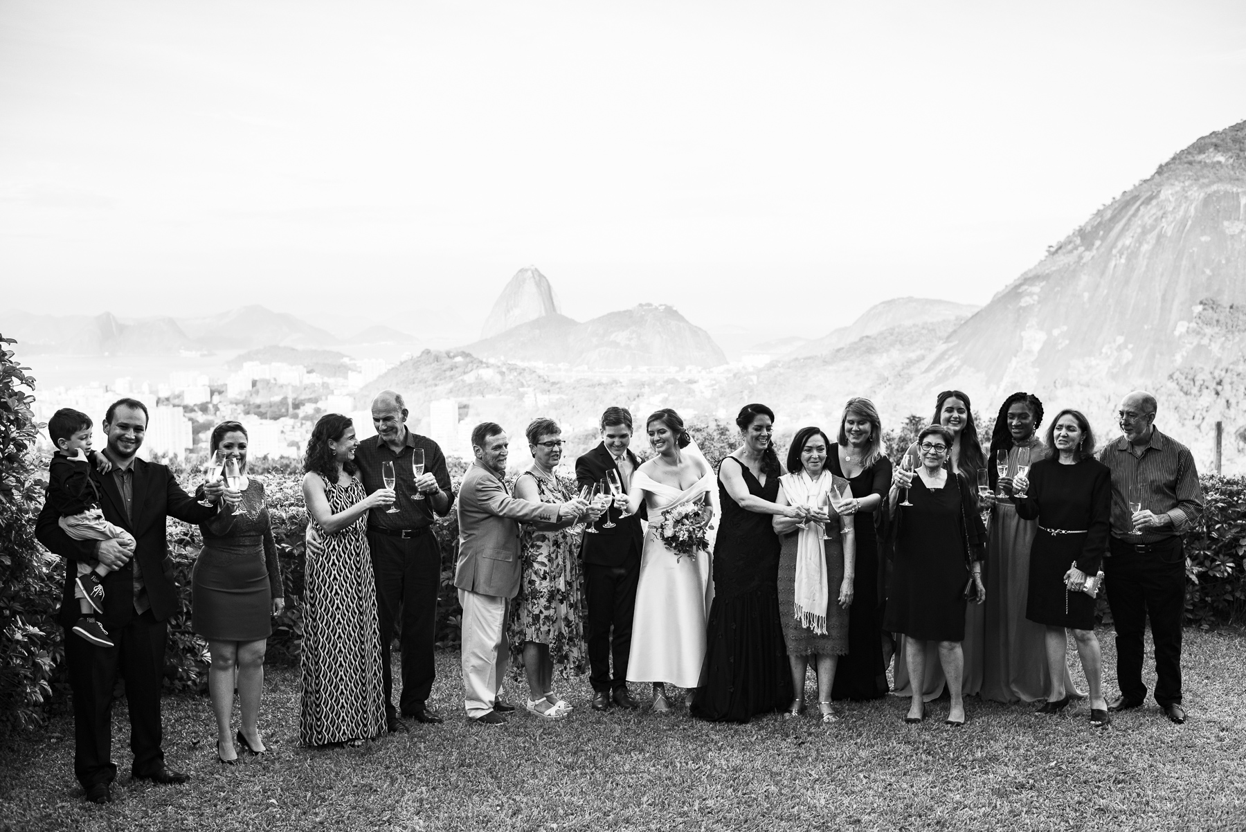 Immagine del matrimonio di destinazione - Casa de Santa Teresa, Rio de Janeiro | Tutti gli invitati al matrimonio brindano alla nuova coppia