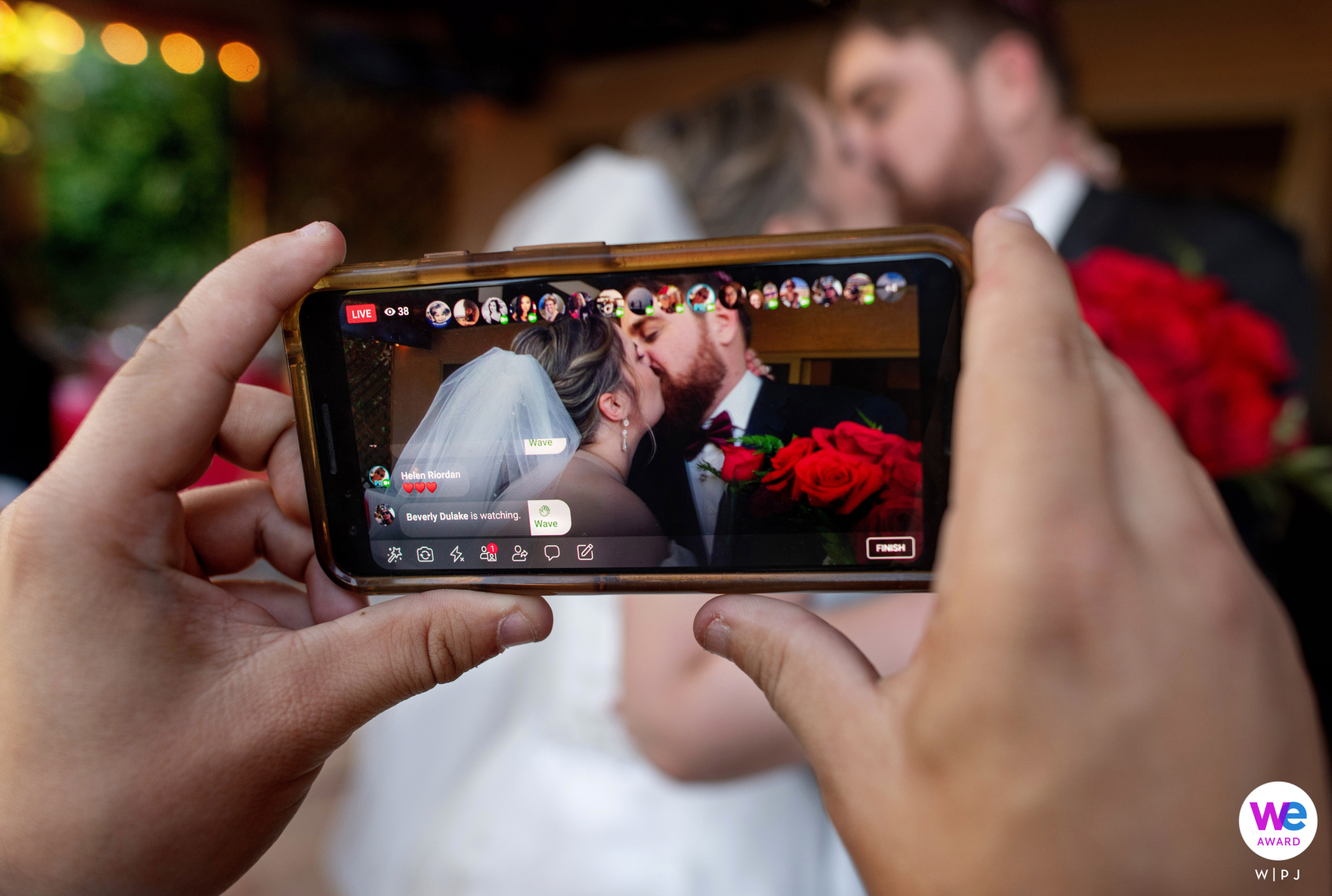 Un intimo matrimonio nel cortile è stato trasmesso in live streaming in modo che gli ospiti potessero sperimentare il primo bacio degli sposi