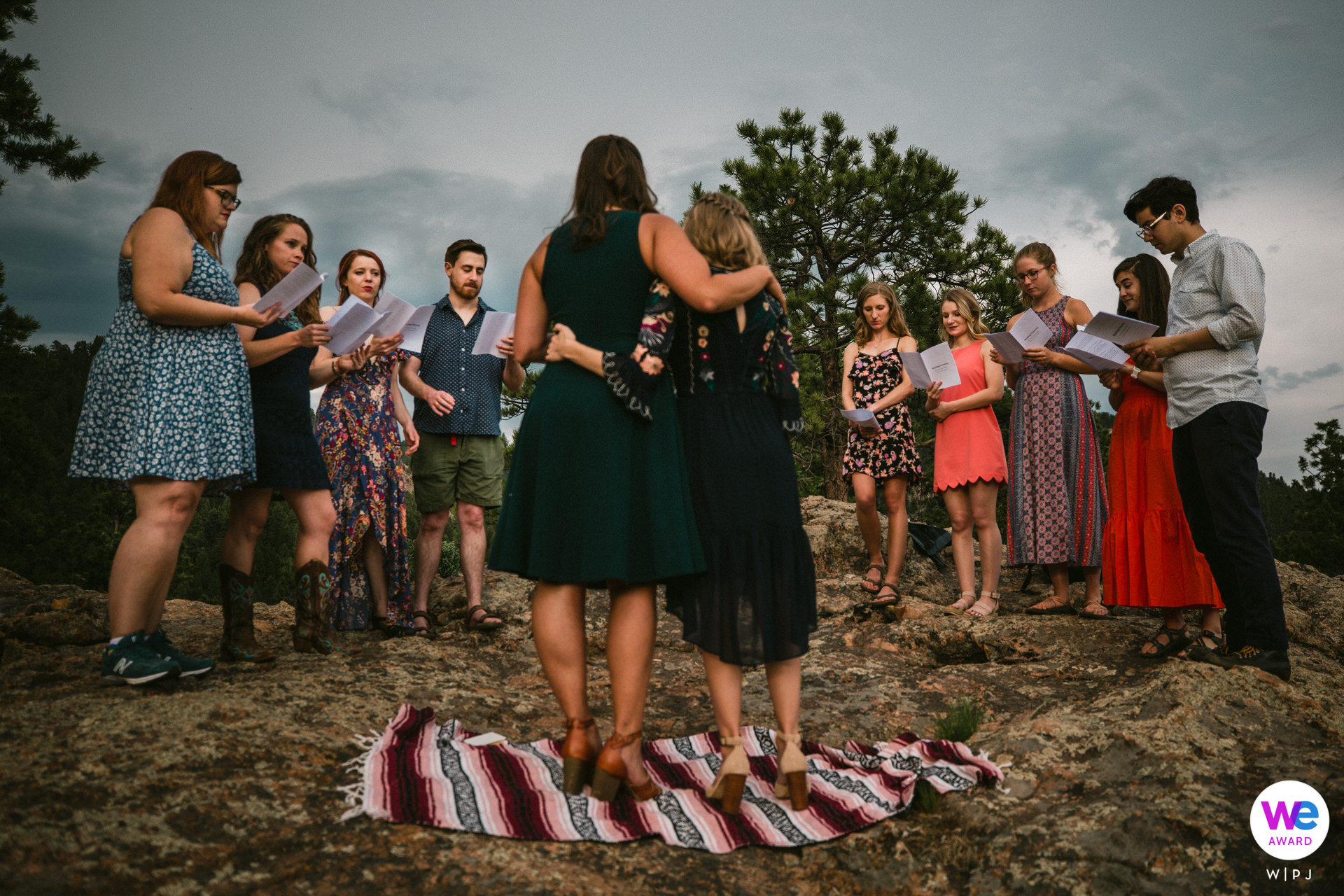 Das Paar hatte eine kleine, intime Hochzeit, umgeben von ihren Geschwistern und engsten Freunden, bei einer Bergzeremonie auf einem Campingplatz im State Park