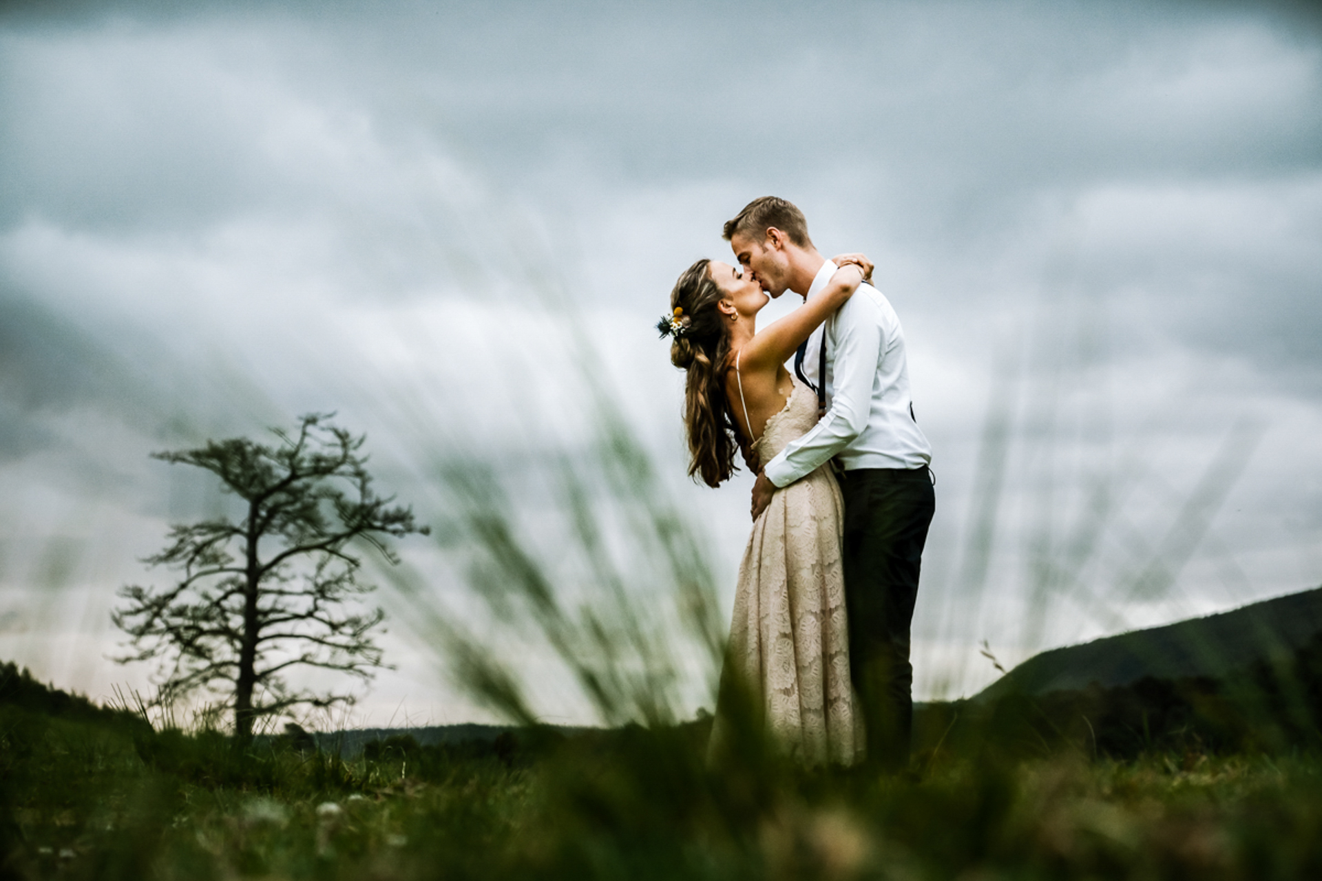 Swellendam, SA sessão de casamento de casal | As nuvens encobertas criaram um belo fundo suave