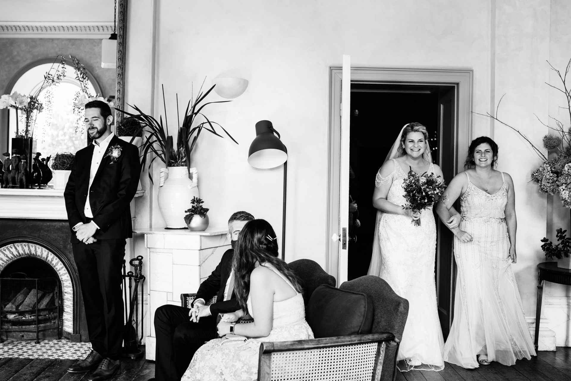 Gunthorpe Hall, Norfolk Wedding Photography | La damigella d'onore, che è la sorella delle spose, accompagna la sposa alla cerimonia