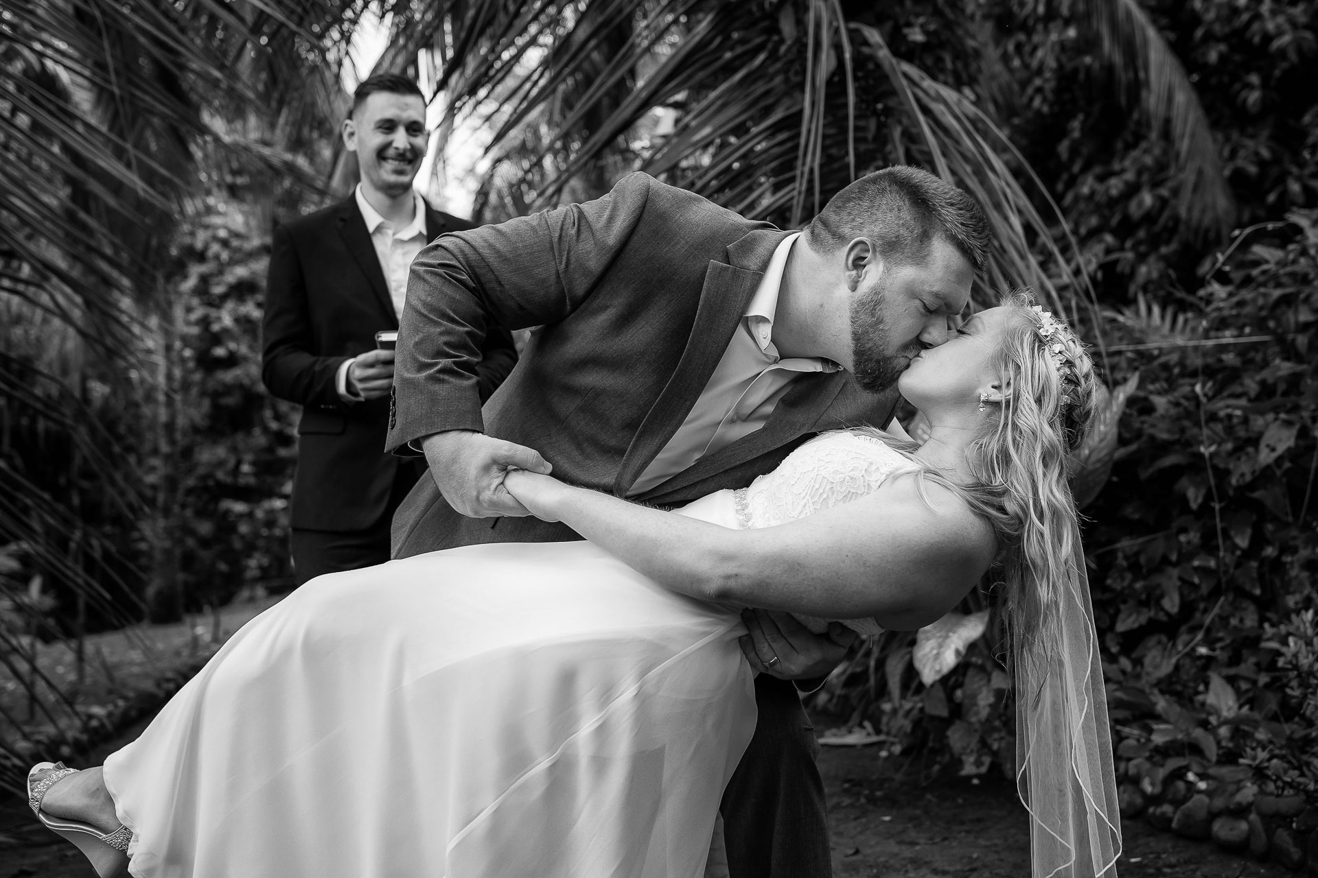 CR Outdoor Wedding Photos - Tremper et s'embrasser pendant la cérémonie Costa Rica Elopement Ceremony Image de l'extérieur | le premier baiser