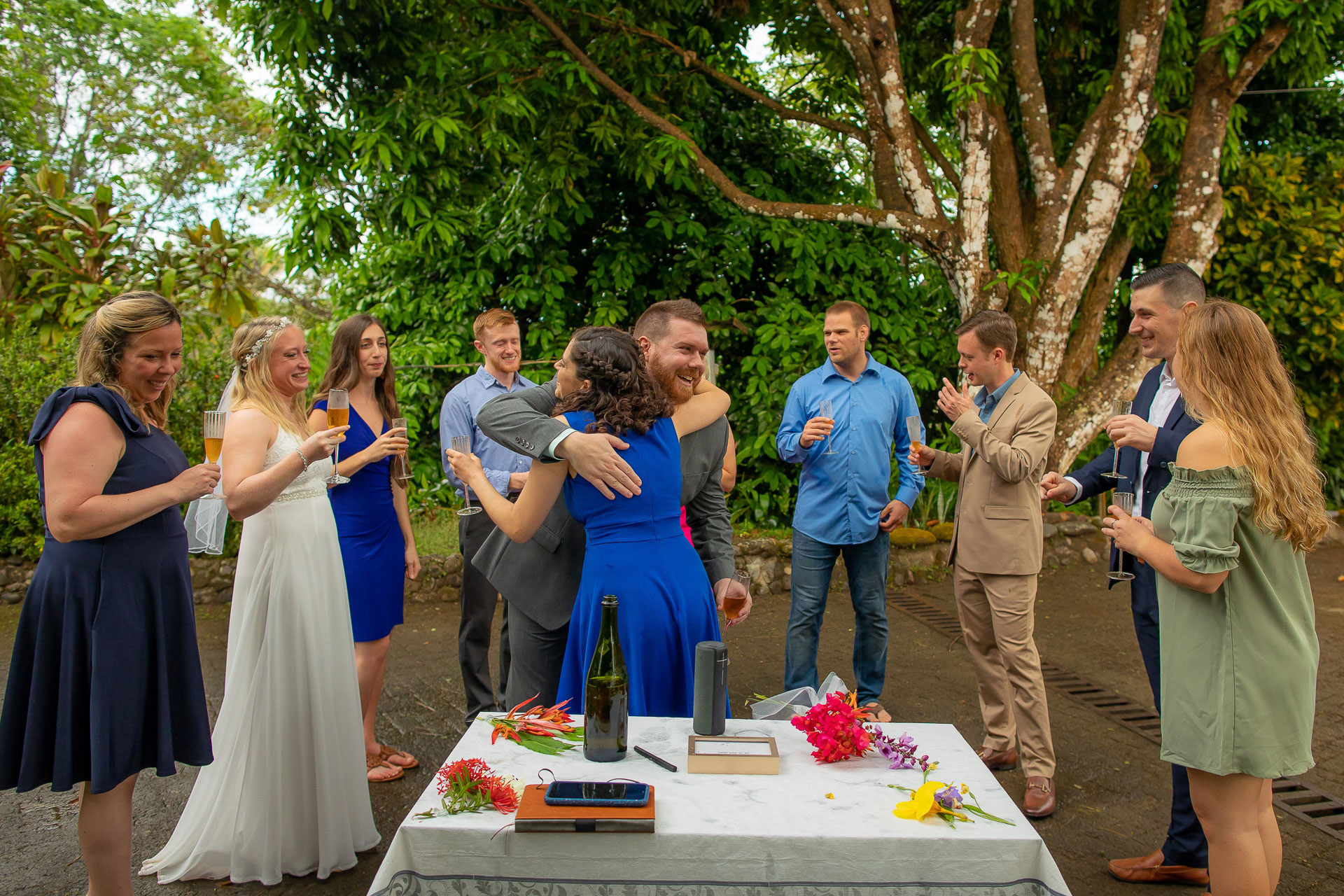 Photographe de mariage Montaña - invités à leur cérémonie en plein air célébrant avec le couple Photographe de la Cérémonie d'Elopement au Costa Rica en plein air | Les jeunes mariés sont félicités