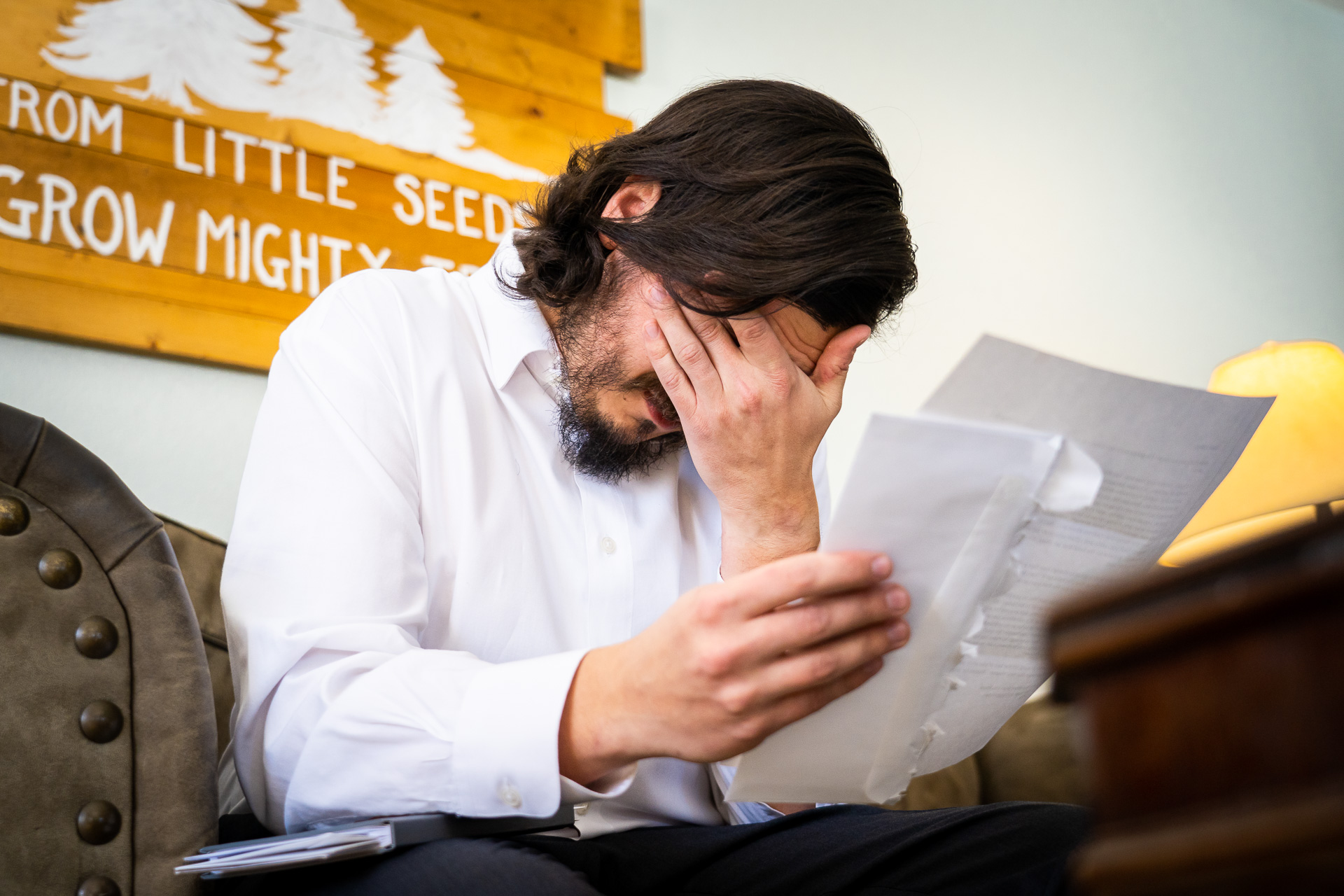 Snow Wolf Lodge Elopement Photography - Lecture de lettres en larmes écrites au marié par des amis et la famille Forêt nationale de San Juan - Image de mariage du sud-ouest du Colorado | Le marié essuie ses larmes en lisant les lettres