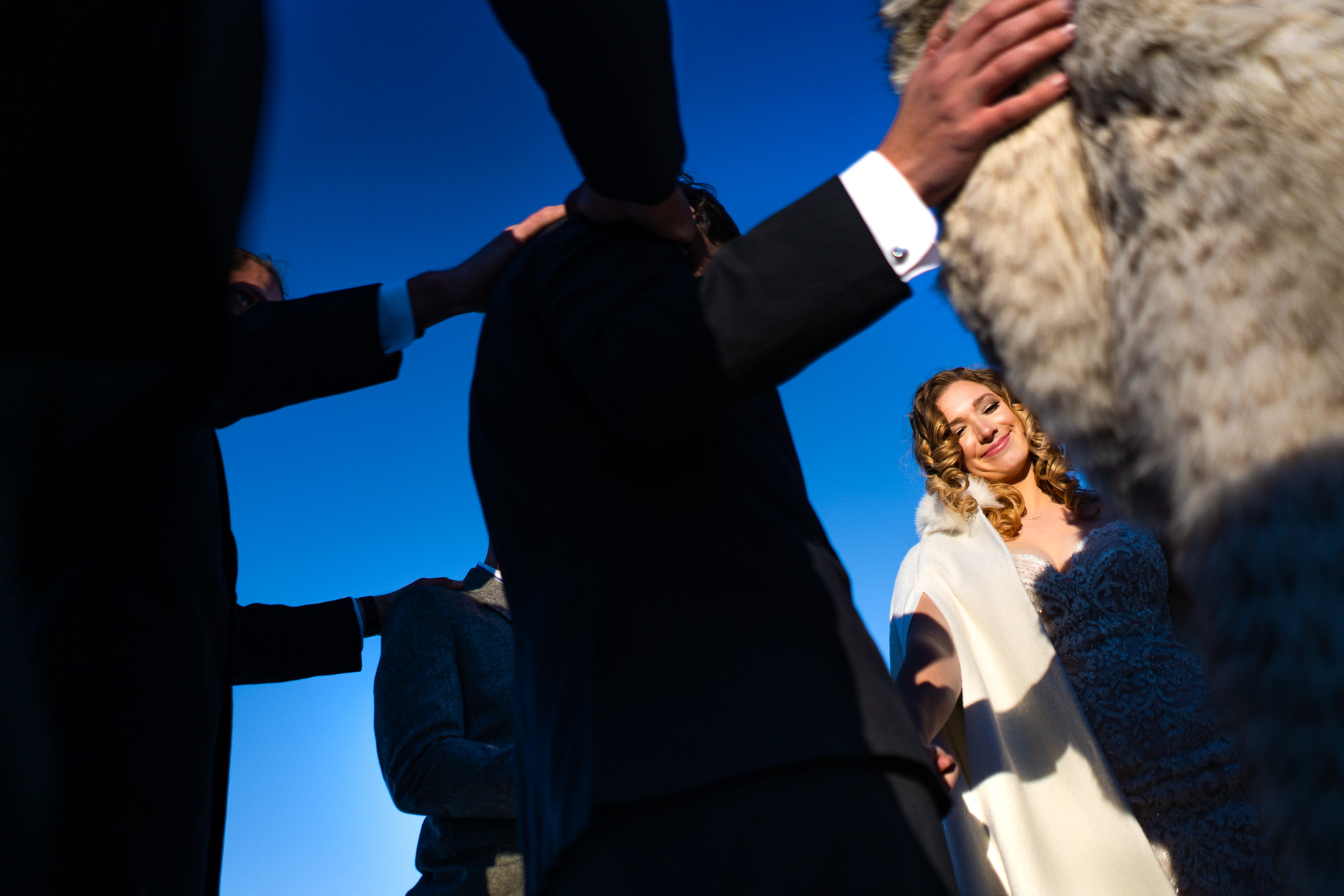 Photographie de la cérémonie de fuite en plein air du CO - Cérémonie hivernale privée au réservoir de Williams Creek Williams Creek Reservoir, Pagosa Springs, Colorado Photo de mariage | entouré d'amis proches et de la famille lors d'une prière