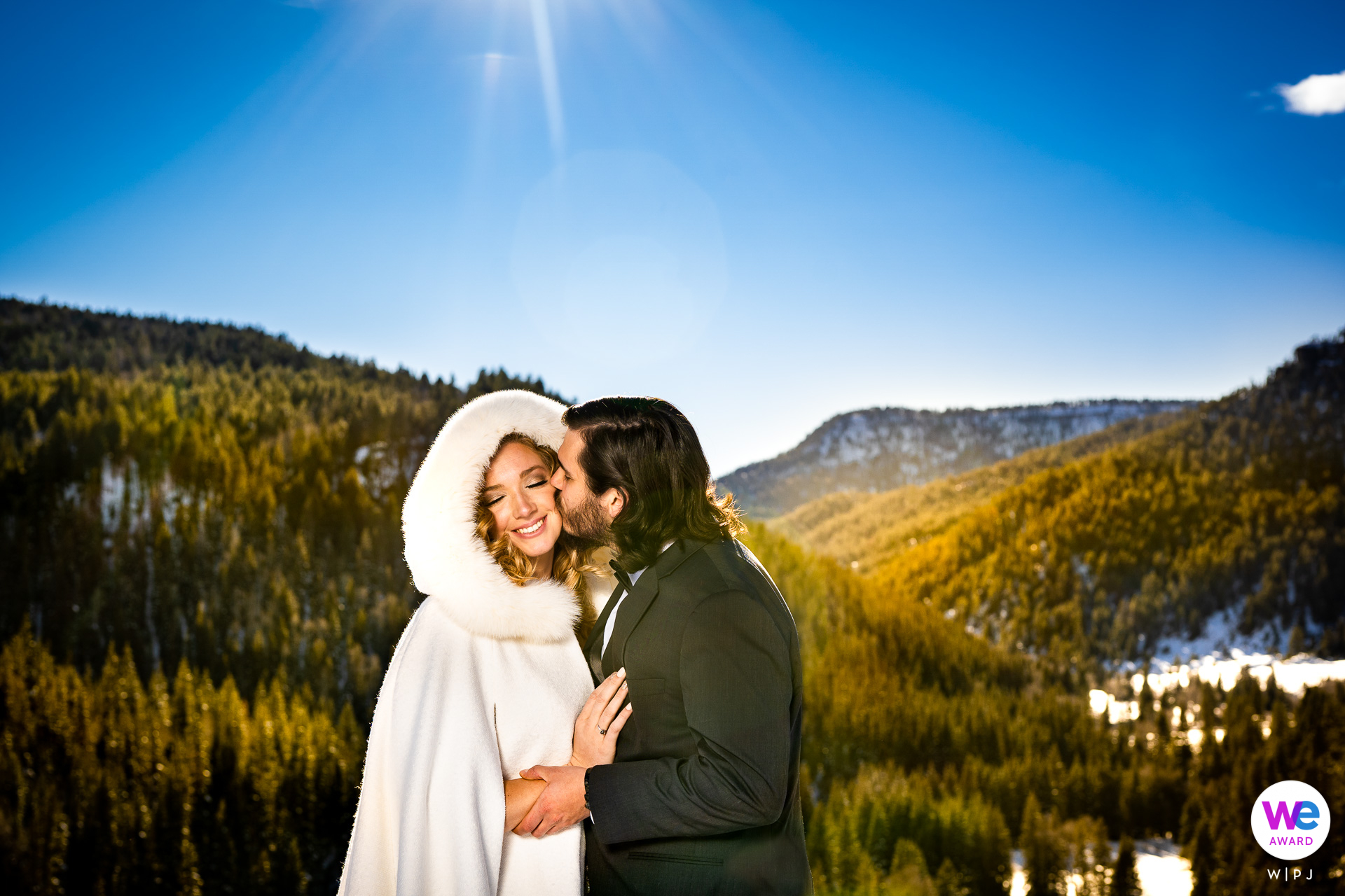 El sol brillaba mientras el novio besaba amorosamente a la novia en el Canyon Overlook, marcando el comienzo de su viaje hacia una vida de amor y aventura mientras se fugaban con la bendición de su amada familia y amigos.