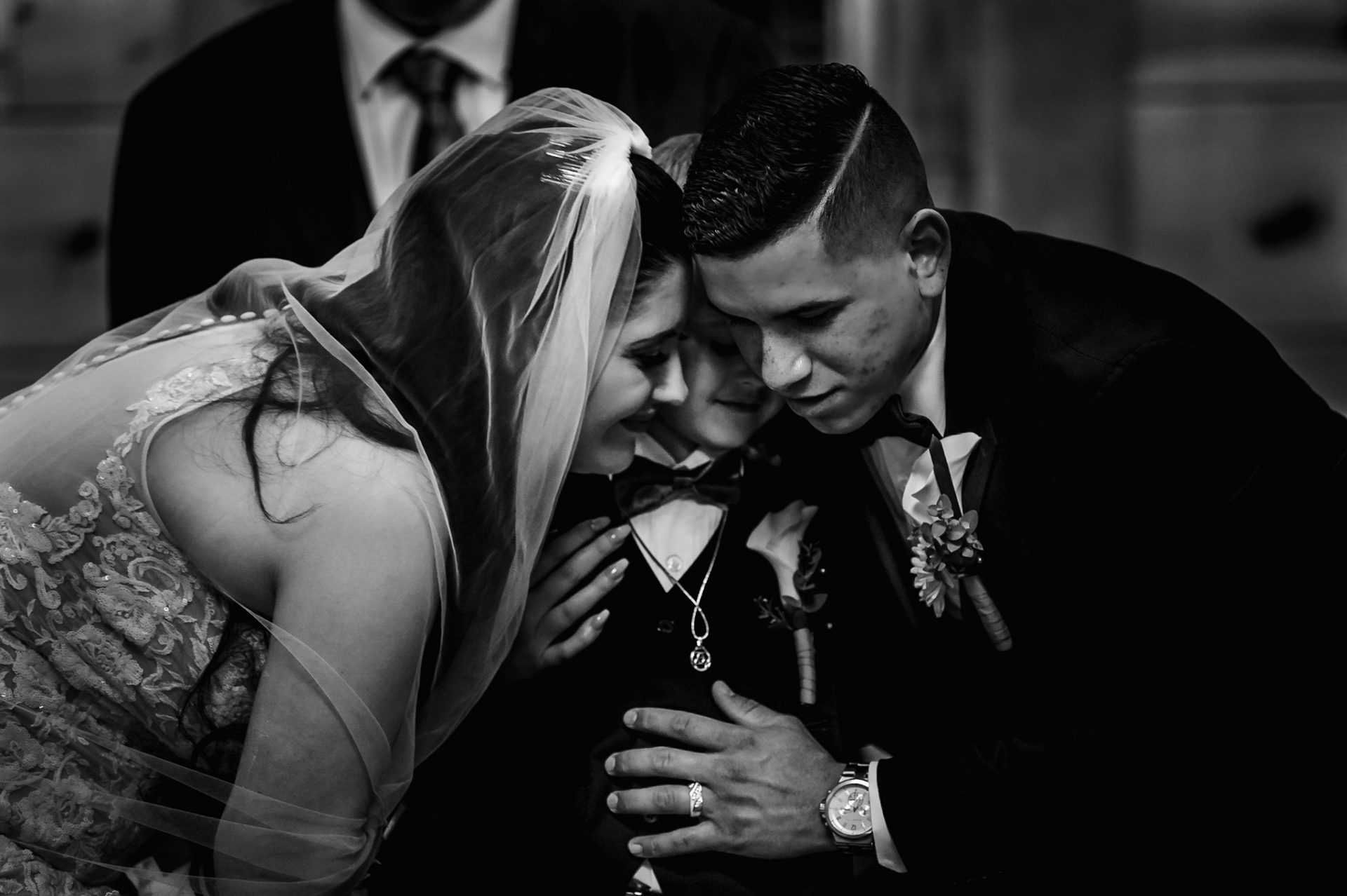 Pequena capela de casamento de toras | Imagem do local de Gatlinburg, do casal abraçando o filho