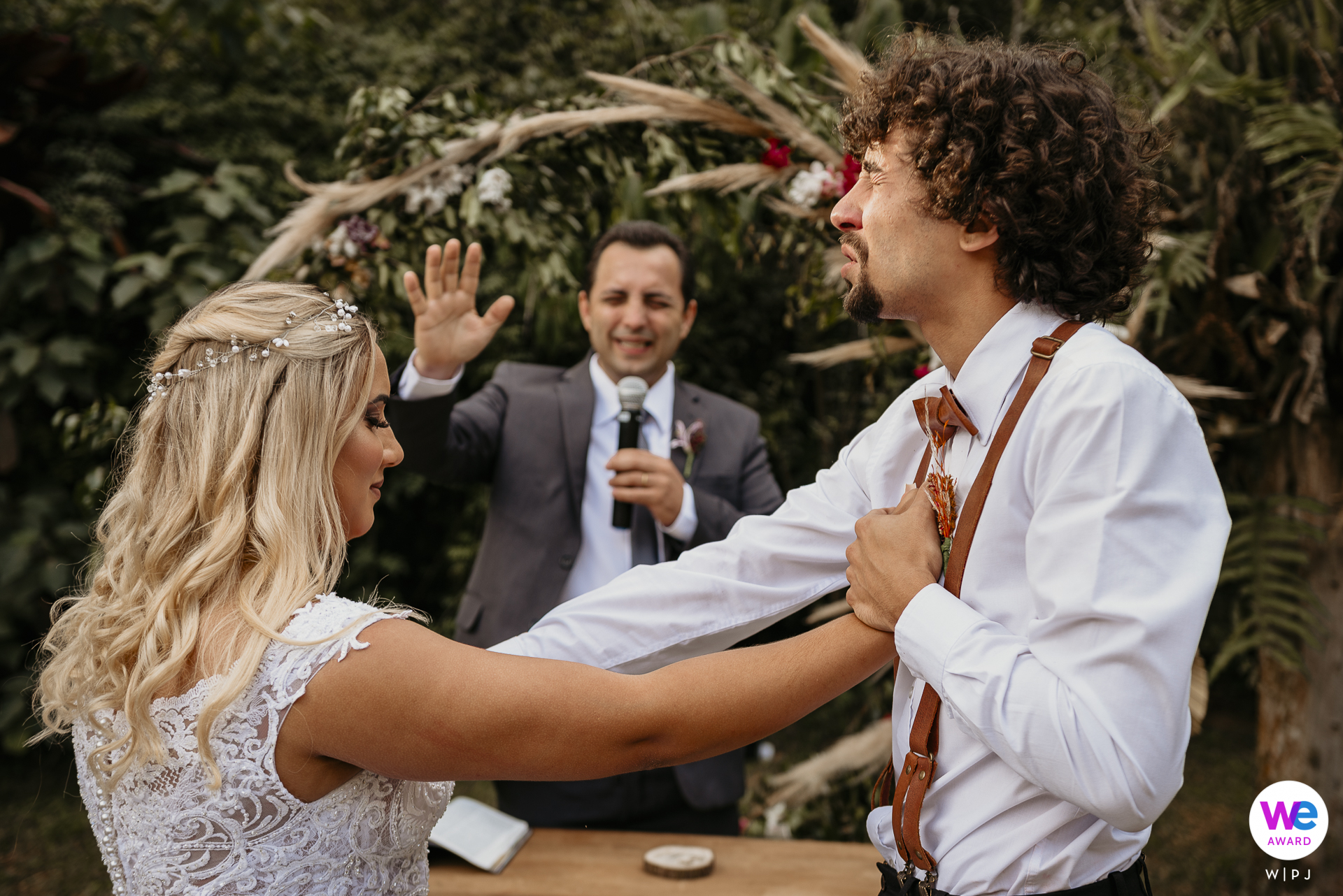 A spiritual outside ceremony image of a Christian pastor with bride and groom - Elopement Photography by Bruno Dias Calais Spiritual wedding ceremony photography with Christian pastor praying over the couple - Elopement Image by Bruno Dias Calais