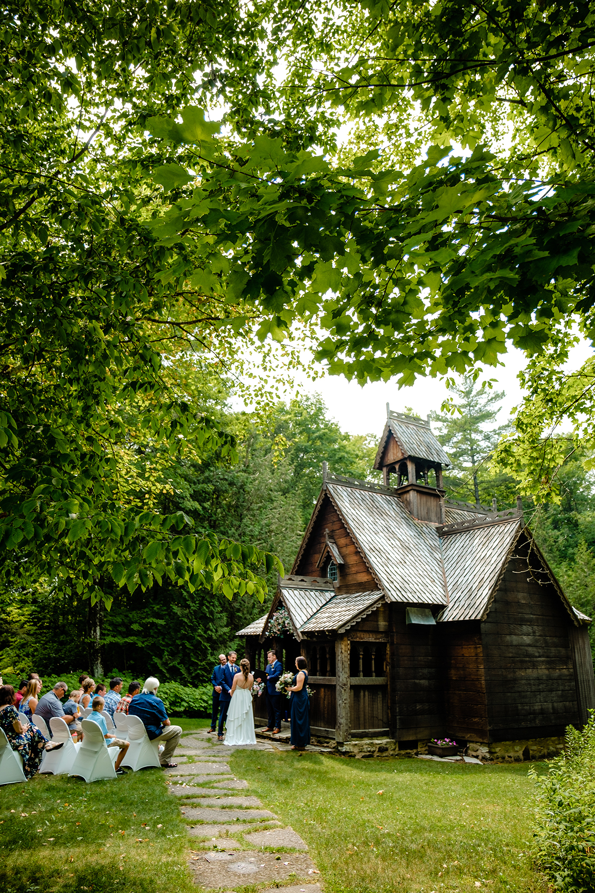 Wisconsin Elopement Photography - arbres, membres de la famille et amis Photographe de la chapelle de mariage de Baileys Harbour | Cérémonie dans une charmante chapelle en bois