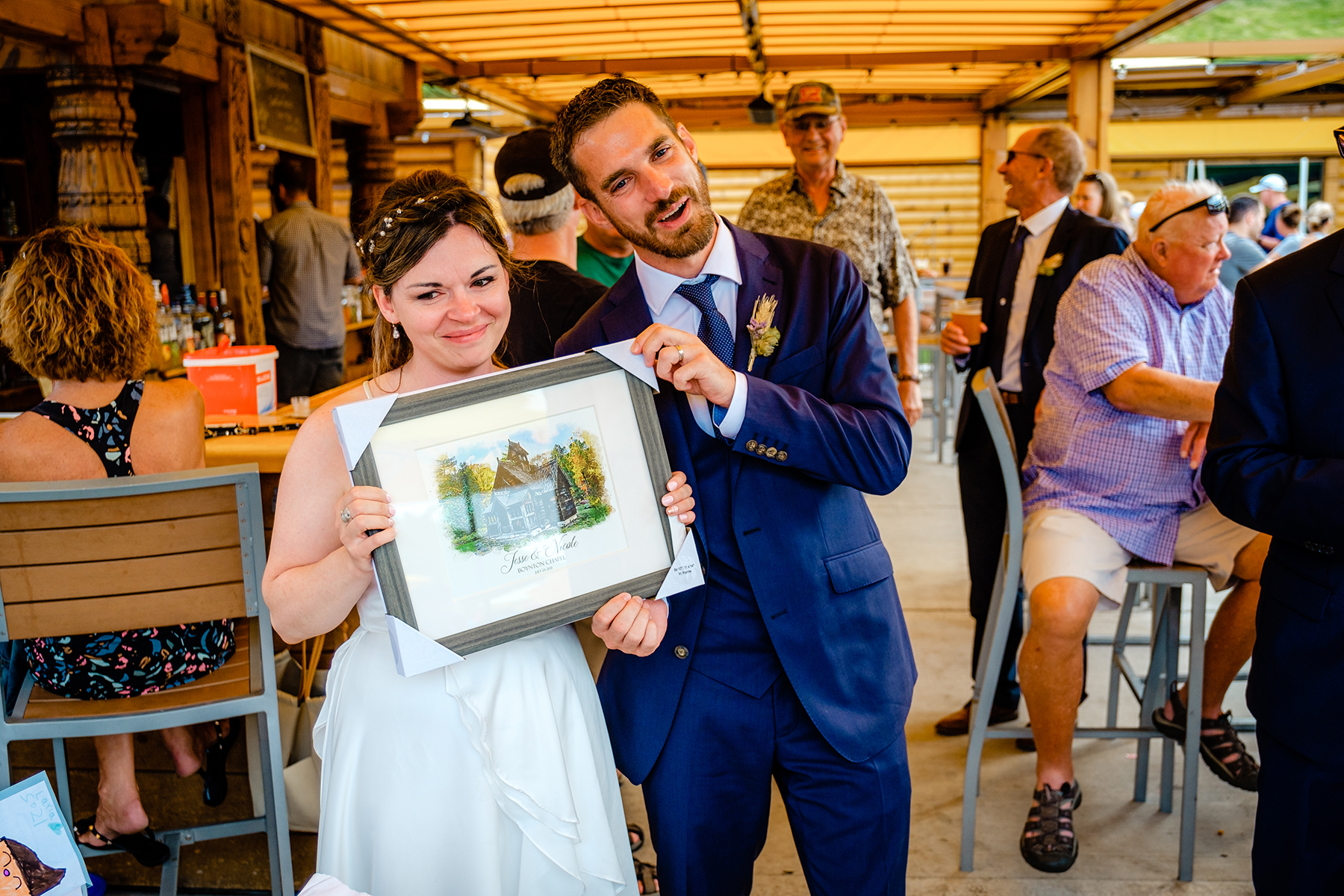 Hochzeitsorte Bild von Sister Bay, WI | Die Hochzeitsgesellschaft reiste zu mehreren Bars und Restaurants