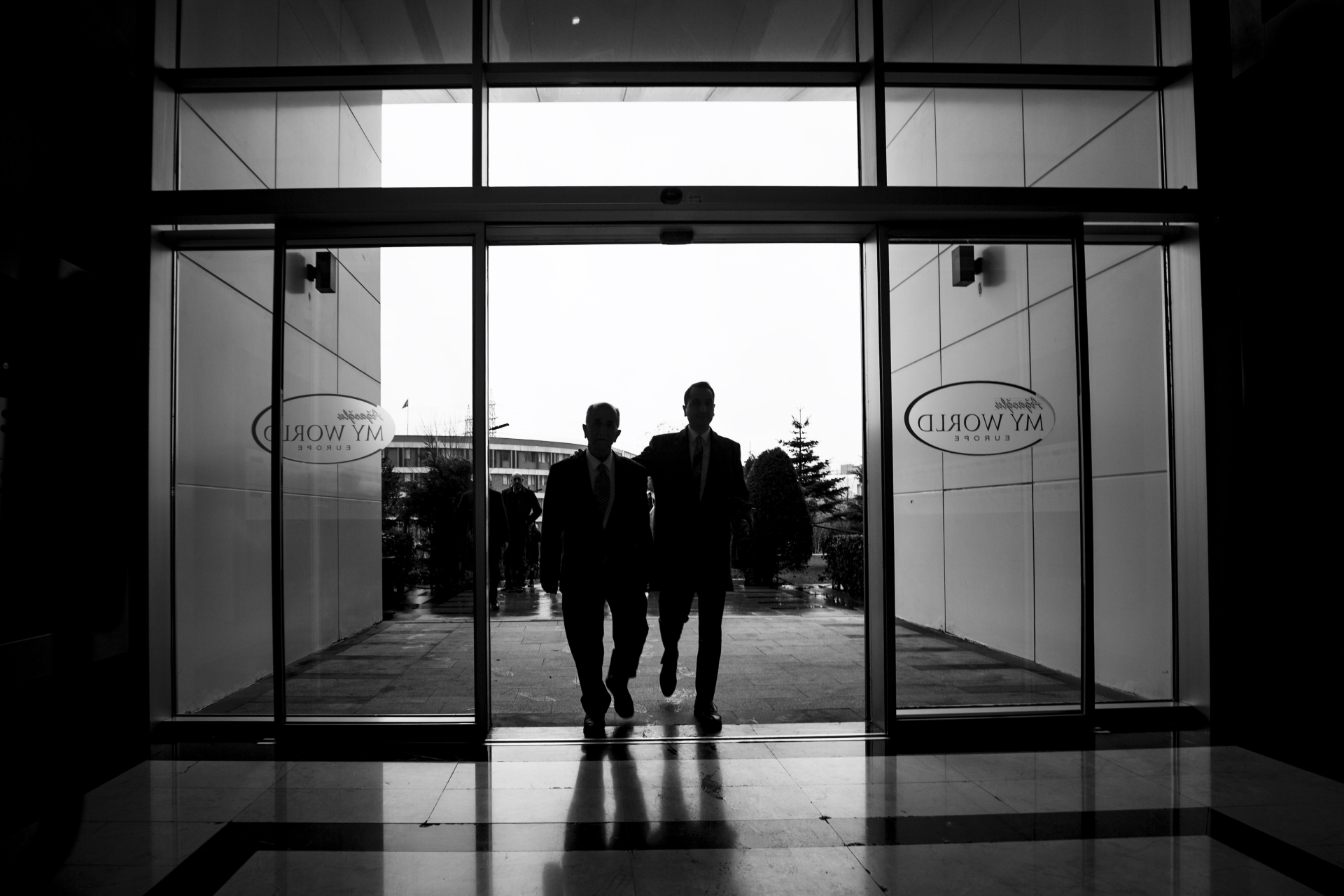 The groom and his grandfather share a special moment on the way to the bride's home in Istanbul Bahçeşehir The groom and his grandfather arrive at the bride's Istanbul Bahçeşehir home to begin the special day