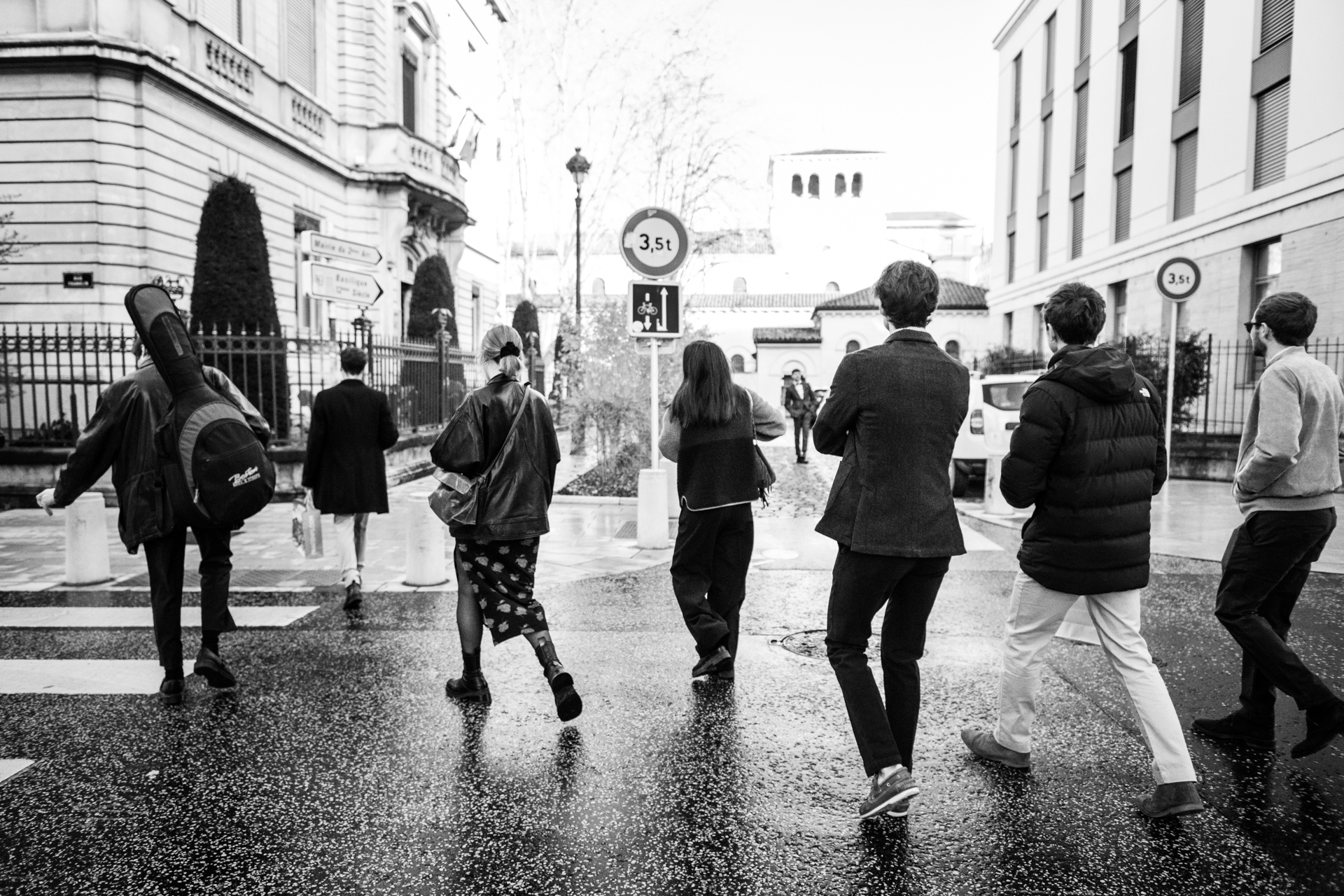 Guests walk together on city streets, approaching the mairie in Lyon’s 2nd arrondissement for celebration.
