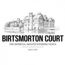 西米德兰兹郡的婚礼照片，摄于英国马尔文有护城河的 Birtsmorton Court